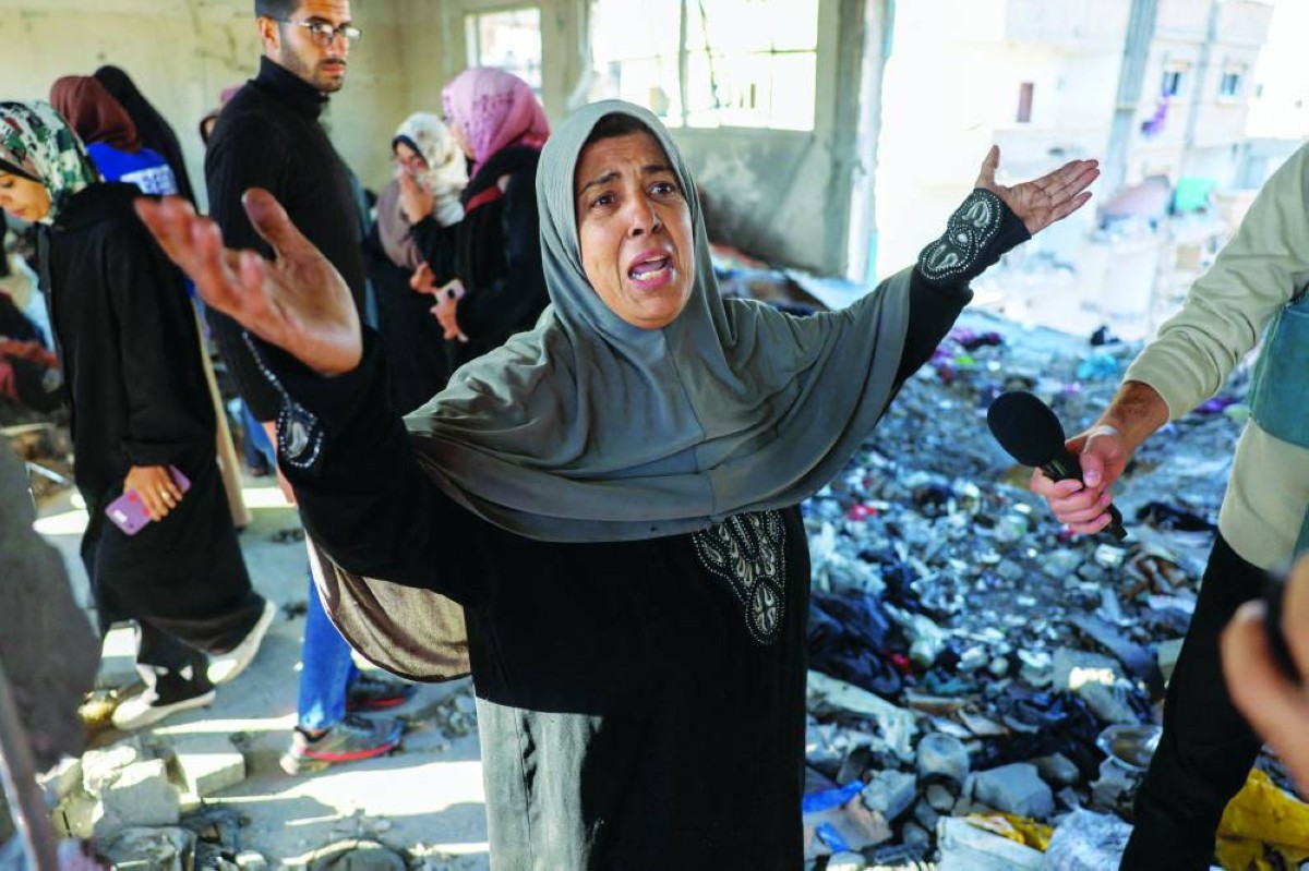 فلسطينيون يتفقدون مدرسة تأوي نازحين في خان يونس إثر غارات إسرائيلية استهدفتها