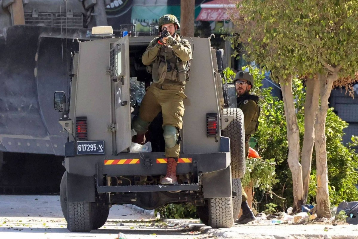 إسرائيل تعتقل 12 فلسطينياً من الضفة الغربية