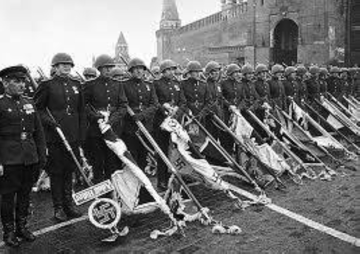 1940 - أدولف هتلر يأمر جنرالاته بالاستعداد لغزو روسيا تحت الاسم الرمزي «عملية بارباروسا»