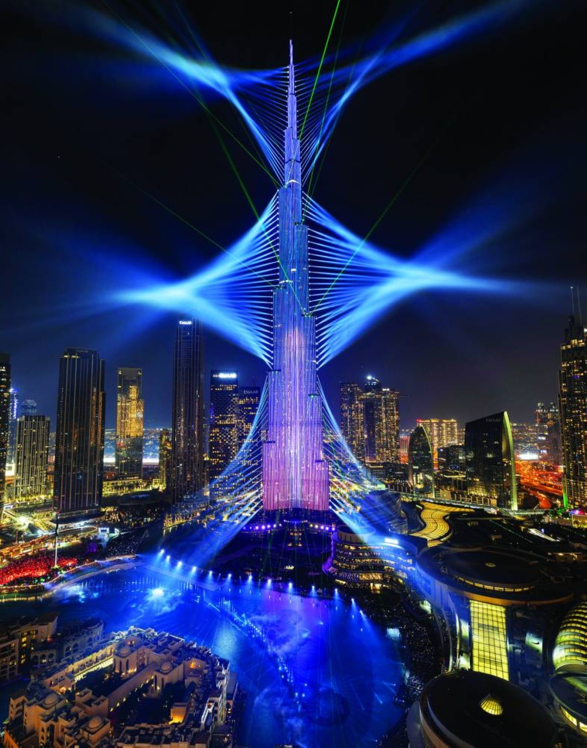  برج خليفة يضيء سماء دبي بعروض الألعاب النارية والليزر