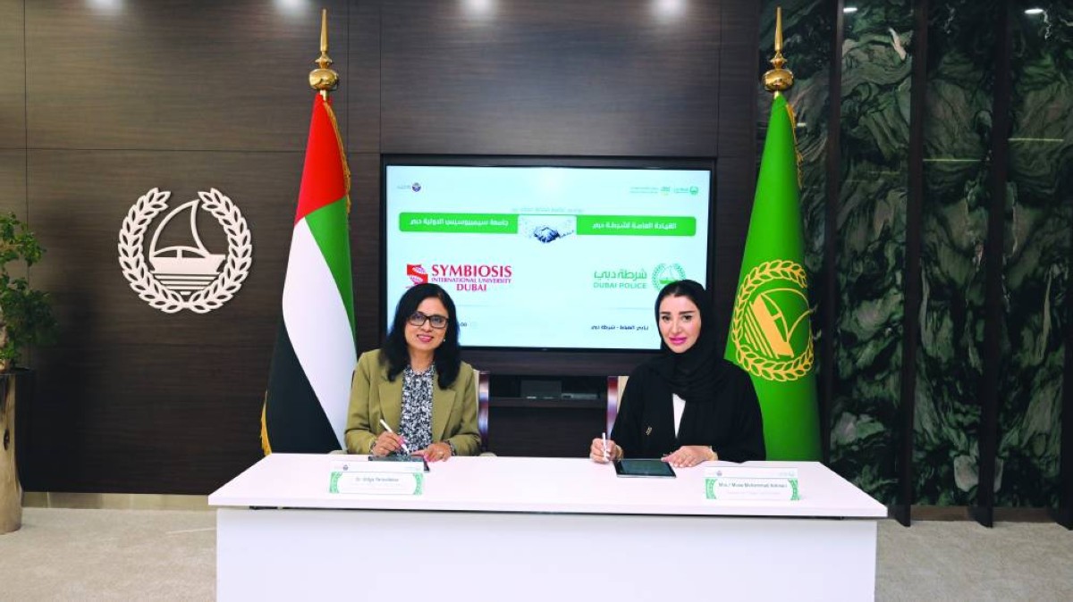 منى العامري وفيديا يرافديكار خلال التوقيع