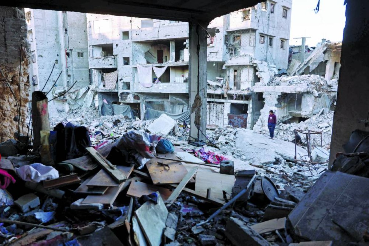 فلسطيني يتفقد الأضرار في موقع غارة جوية إسرائيلية على مبنى في حي الدرج بمدينة غزة