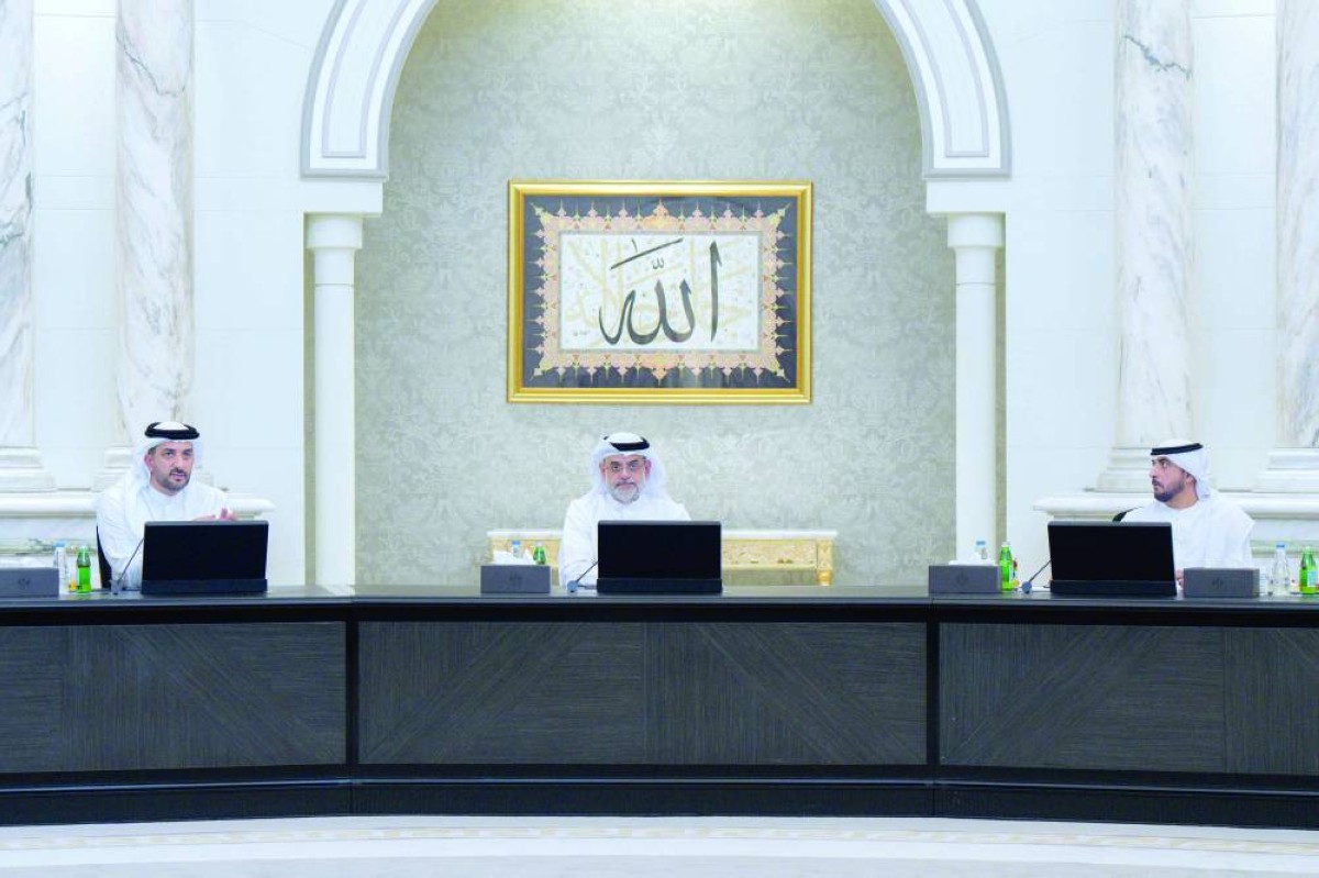 سلطان بن محمد بن سلطان مترئساً الاجتماع بحضور سلطان بن أحمد