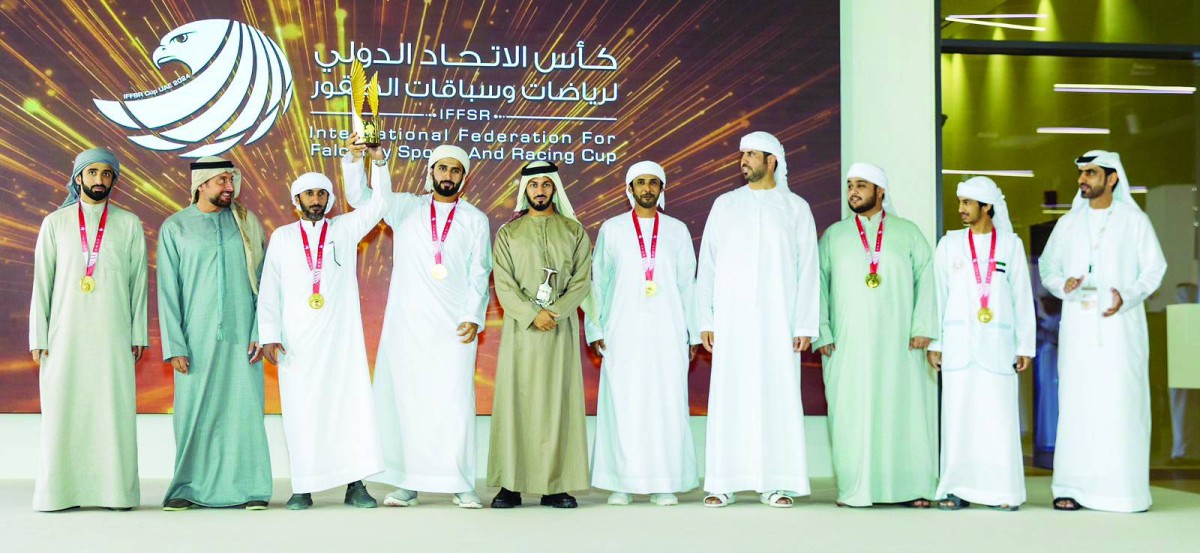 زايد بن حمد خلال مراسم التتويج بحضور سهيل بن بطي وراشد بن مرخان