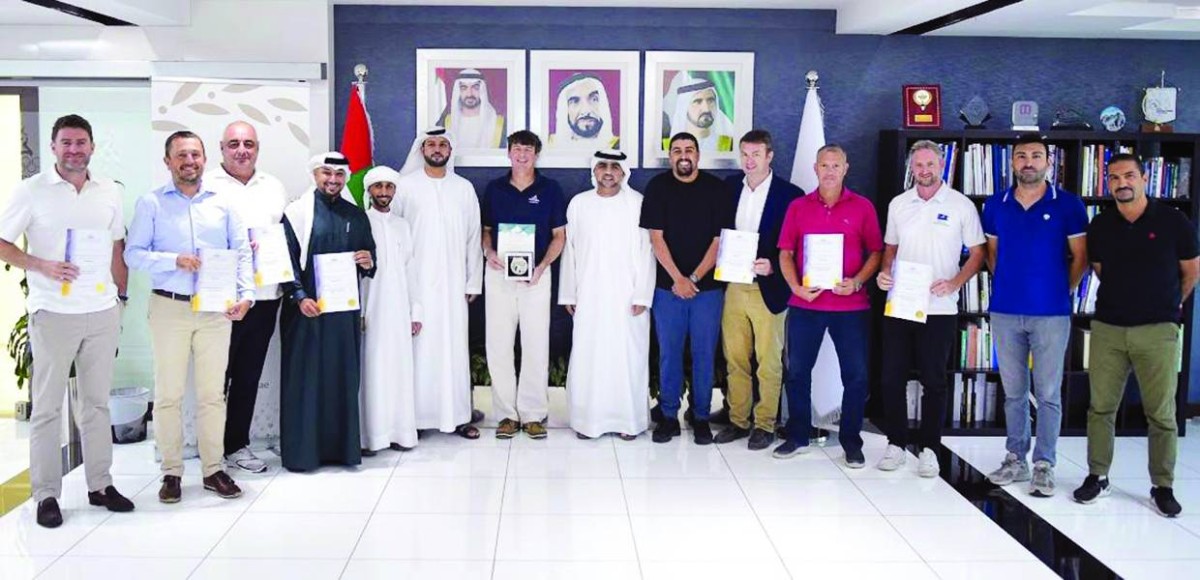 محمد العبيدلي ومحمد بن درويش مع المشاركين في الورشة