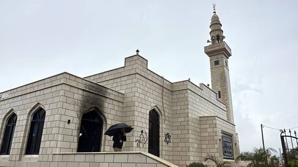 مستوطنون يحرقون مسجداً في الضفة الغربية