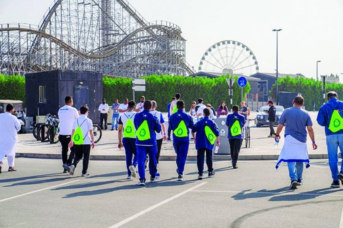 عائلات وأفراد خلال مشاركتهم في فعالية «مسيرة الشمولية»