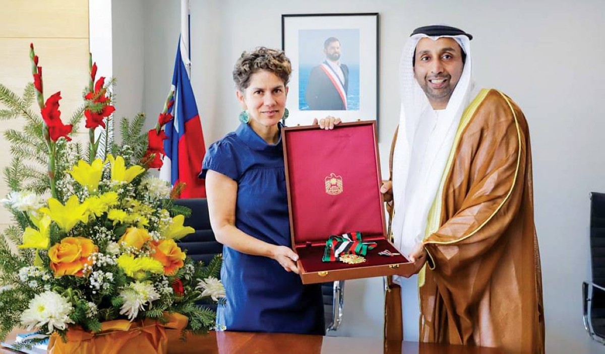 محمد النيادي يسلم الوسام لميساء روخاس