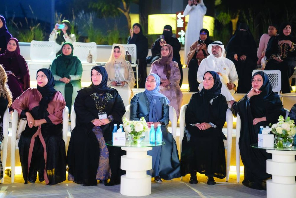 عهود الرومي وأمينة الدبوس وفاطمة العبدالله وخولة المطروشي خلال المهرجان