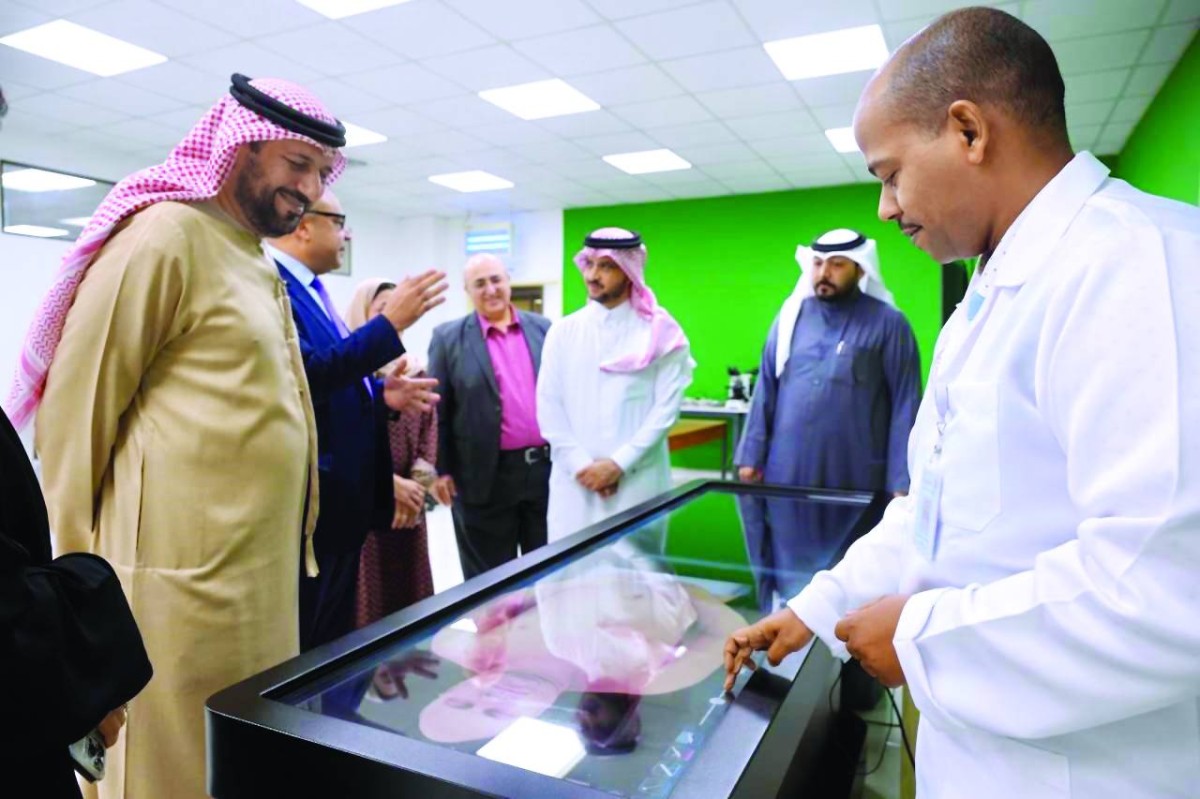 وفد الجامعة في زيارة جامعة الخليج العربي