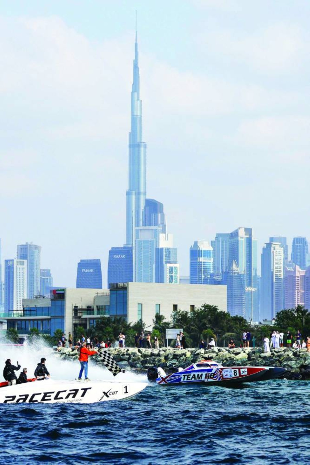 دبي في 22 ديسمبر /وام/ تشهد دولة الإمارات خلال شهر ديسمبر الجاري، زخمًا رياضيًا كبيرًا من خلال استضافة مجموعة واسعة من البطولات والفعاليات الدولية، بما يؤكد مكانتها على خريطة الرياضة العالمية ويبرز جاهزيتها التنظيمية وبنيتها التحتية المتطورة، كوجهة رئيسية للاستثمار الرياضي والسياحة.
وتوزعت الفعاليات بين إمارات الدولة، حيث بدأت العاصمة أبو ظبي فعاليات الشهر باستضافة النسخة الـ16 من سباق جائزة الاتحاد للطيران الكبرى للفورمولا 1 على حلبة مرسى ياس، الذي شهد حضورًا جماهيريًا عالميًا وتابعه ملايين المشاهدين حول العالم، بما يجسد أهمية الحدث ومكانة أبوظبي كمركز رياضي بارز.
وتواصلت الأجندة الرياضية مع فعاليات بارزة في عدد من إمارات الدولة، حيث شهدت أبوظبي ماراثون أدنوك أبوظبي، وبطولة العالم للدراجات في المناطق الحضرية، إضافة إلى المنتدى العالمي للتنقل ومدن الدراجات الهوائية، والدوري العالمي للتنس، وبطولة آسيا للشطرنج، وكأس رئيس الدولة للخيول العربية، وبطولة الفرسان الدولية لقفز الحواجز.
وفي الشارقة، استضافت الإمارة جائزة الشارقة الكبرى، الجولة الختامية من بطولة العالم للزوارق السريعة «فورمولا 1» في دورتها الـ23، التي أقيمت في بحيرة خالد بمشاركة 19 من نخبة السائقين العالميين، ما أضفى أجواء حماسية وترويجًا سياحيًا للإمارة، فضلا عن مهرجان الشارقة كلباء السادس للجواد العربي، الذي نظمه نادي الشارقة للفروسية والسباق على شاطئ كورنيش كلباء، بمشاركة 242 جوادًا من مختلف مرابط وأندية الدولة.
وحضرت دبي، بقوة عبر عدة فعاليات كبرى؛ إذ استضافت النسخة الأولى من قمة تأثير الرياضة 2024، التي شارك فيها 200 شخصية عالمية بارزة من صنّاع القرار في المجال الرياضي، كما نظمت بطولة دبي الدولية للياقة البدنية، التي جمعت نخبة الرياضيين العالميين من الرجال والنساء، إضافة إلى بطولة تحدي دبي العالمية للموانع 2024 التي نظمتها القيادة العامة لشرطة دبي ودائرة الاقتصاد والسياحة، ومجلس دبي الرياضي، بالتنسيق مع الاتحاد الدولي لسباقات الحواجز، وبمشاركة 1170 رياضيًا ورياضية من دول العالم، وجائزة دبي الكبرى للزوارق السريعة «إكس كات»، وهي الجولة الختامية من بطولة العالم 2024، وبطولة الدوري العالمي للسباحة الفنية التي شاركت فيها 15 دولة، وبطولة تشرشل للبولو في نادي ومنتجع الحبتور للبولو والفروسية، وهي بطولة سنوية تشهد منافسة بين فرق محلية ودولية، وتعتبر استعدادًا لبطولة كأس دبي الفضية.
ويُختتم الشهر في دبي بحدثين مميزين هما مؤتمر دبي الرياضي الدولي وحفل دبي جلوب سوكر، المقرر عقدهما في 27 ديسمبر، بينما يقام في 29 ديسمبر، السباق الأول من بطولة السلم للدراجات الهوائية، التي تعد من أكبر البطولات المجتمعية، وتسهم في إبراز معالم الإمارة الطبيعية وتعزيز الرياضة المجتمعية.
وتستضيف منطقة الظفرة، مهرجان ليوا الدولي «ليوا 2025»، الذي يقام من 13 ديسمبر إلى 4 يناير، ويبرز كوجهة شتوية مهمة لعشاق التخييم والرياضات التراثية وسباقات السيارات والدراجات، ويجذب مشاركين من مختلف أنحاء العالم.
وتسهم هذه الفعاليات الرياضية في تعزيز الاقتصاد الإماراتي من خلال جذب الاستثمارات في قطاعات الضيافة والنقل والبنية التحتية، وزيادة التدفق السياحي، حيث يتوافد آلاف الزوار لحضور هذه البطولات والاستمتاع بالوجهات السياحية المتنوعة في الدولة.
وفي هذا السياق، أكد عبد الباسط علي، رئيس اللجنة التنظيمية العليا لبطولة دبي العالمية للموانع، أن استضافة هذه البطولات تعكس ريادة الإمارات في تنظيم الفعاليات العالمية، وتتيح للرياضيين فرصة لاختبار قدراتهم ومهاراتهم.
و أوضح عبد الله شهداد، مدير مجمع حمدان الرياضي، أن البنية التحتية المتطورة في الإمارات تشجع الرياضيين حول العالم على الاستقرار والاستثمار في الدولة، مضيفا أن المجمع يستضيف سنويًا 58 فعالية تشمل 28 لعبة رياضية متنوعة.
من جانبه، أشار محمد عبد الله حارب الفلاحي، المدير التنفيذي لنادي دبي الدولي للرياضات البحرية، إلى أن قدرة الإمارات على تنظيم البطولات البحرية تعكس كفاءة التنظيم وجودة التسهيلات، بما يعزز مكانة الدولة في أجندة الاتحاد الدولي للسباقات البحرية.
وتُبرز هذه الفعاليات قدرة الإمارات على الجمع بين الرياضة، والسياحة، والاستثمار، بما يرسخ مكانتها كوجهة رياضية عالمية بامتياز.