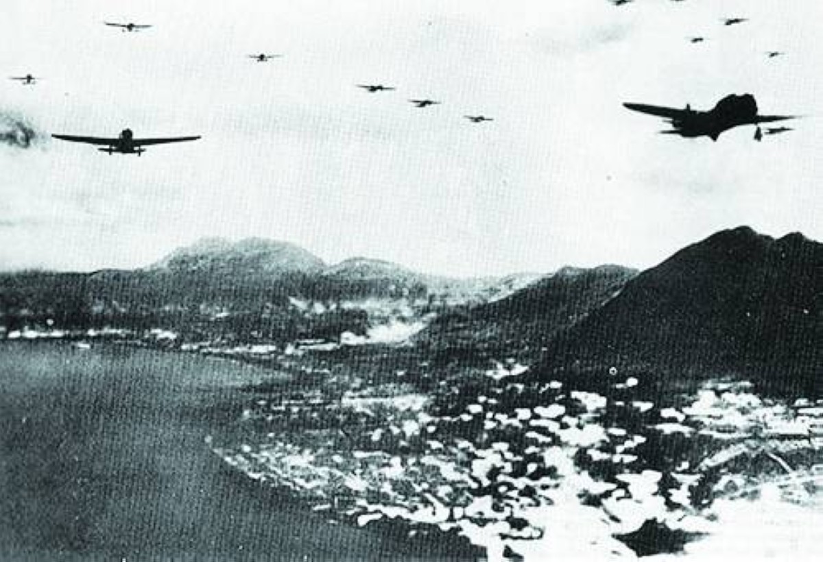 1941 القوات اليابانية تستولي على هونغ كونغ وحاكمها يستسلم لهم بعد يومين.
