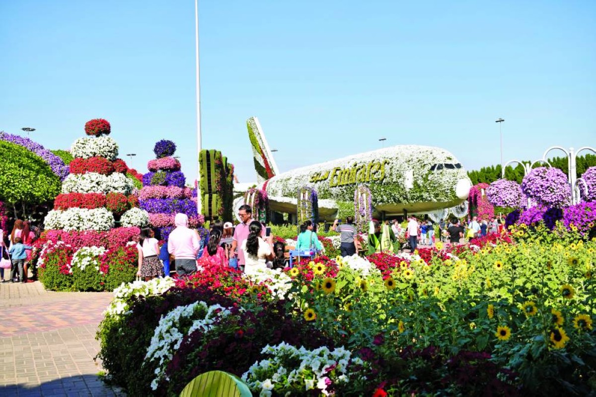 أكبر مجسم من الزهور لطائرة «طيران الإمارات» العملاقة