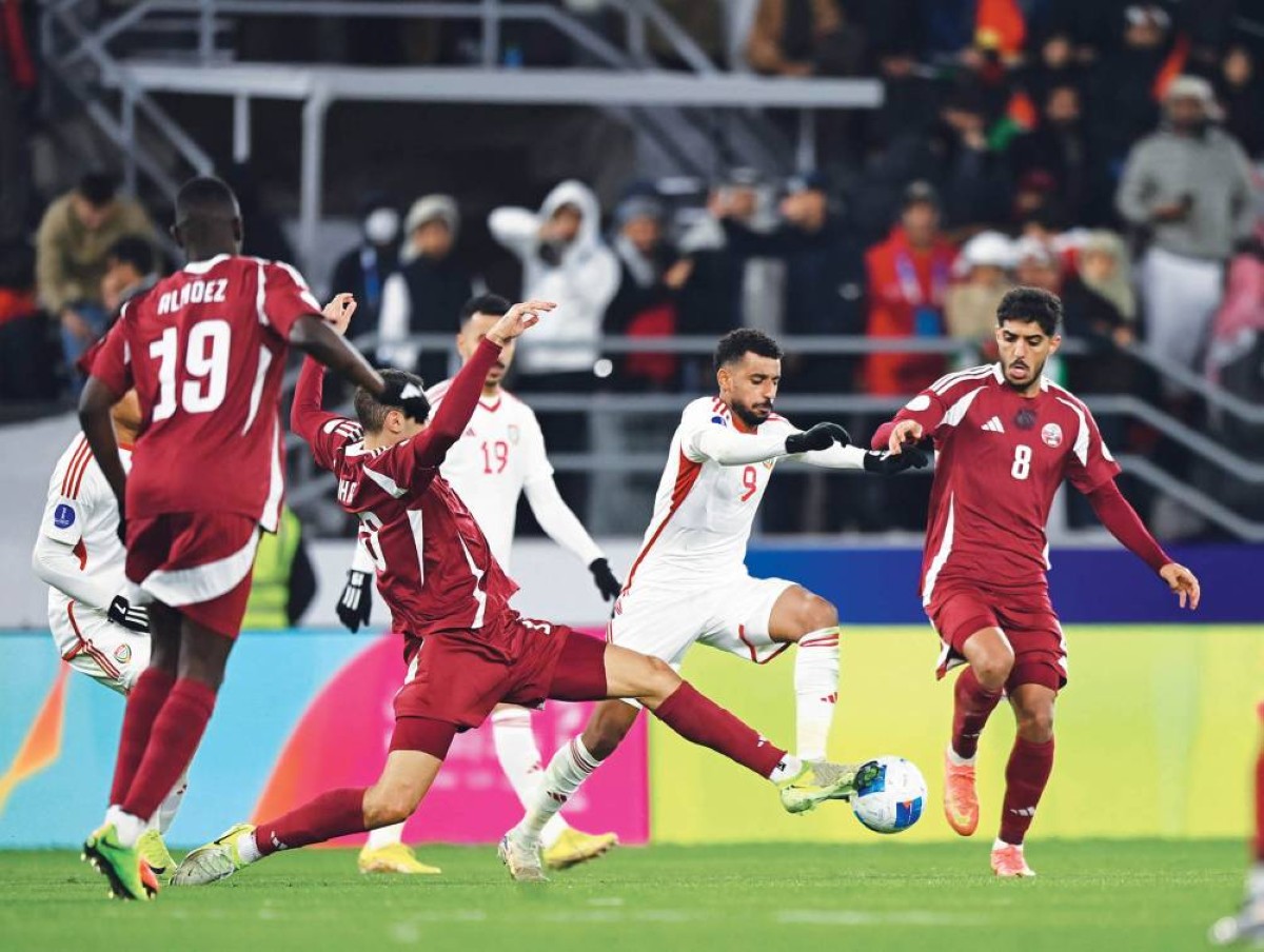 جانب من لقاء الأبيض والعنابي في افتتاحية المجموعة