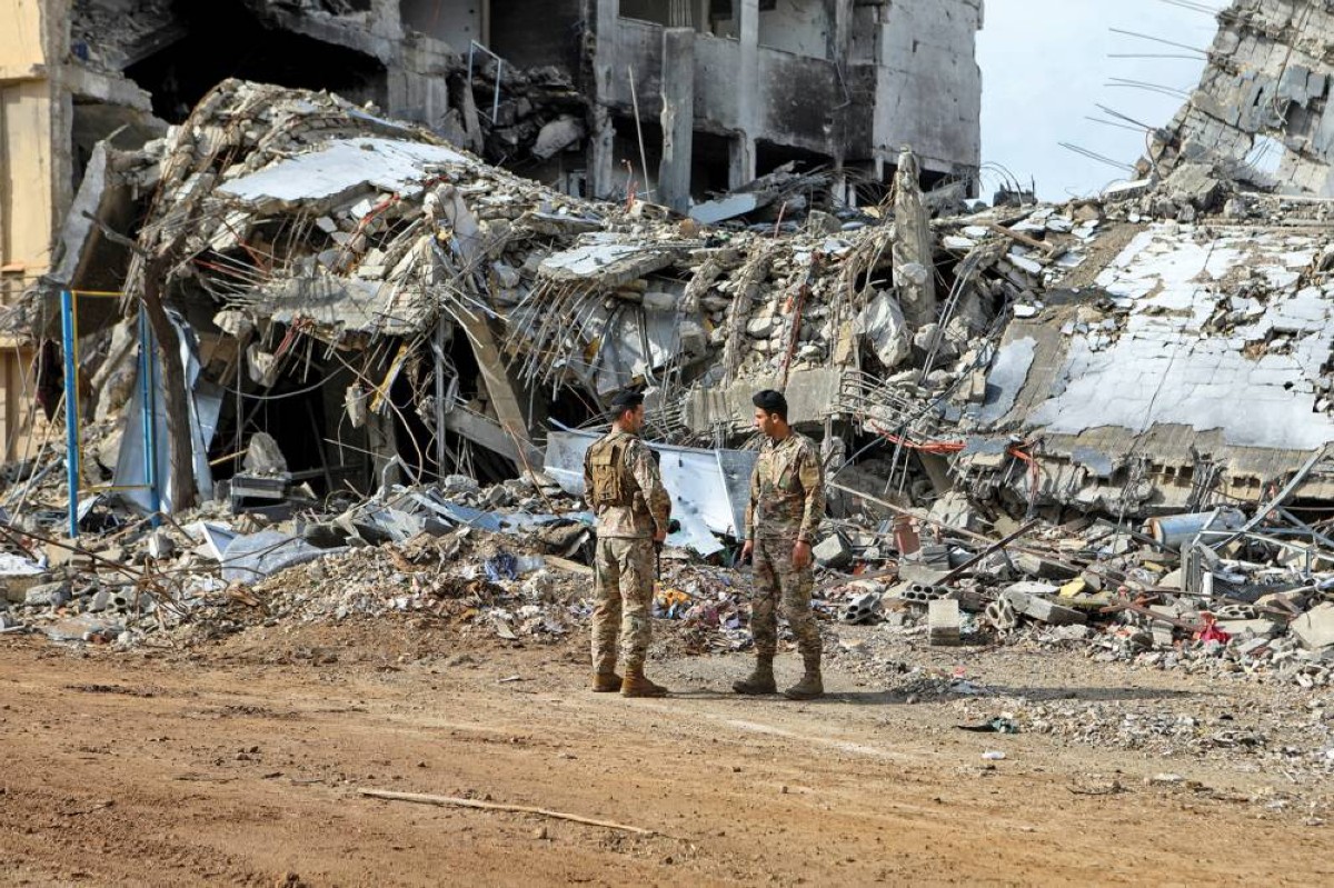 أفراد من الجيش اللبناني قرب موقع متضرر من الحرب في قرية الخيام الجنوبية