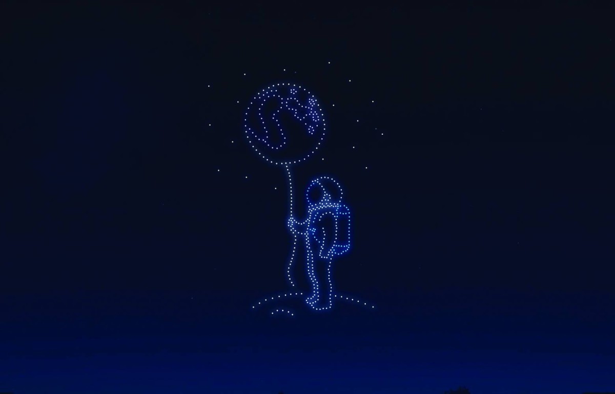 عروض طائرات الدرون من شركة الإمارات للبترول في مهرجان دبي للتسوق