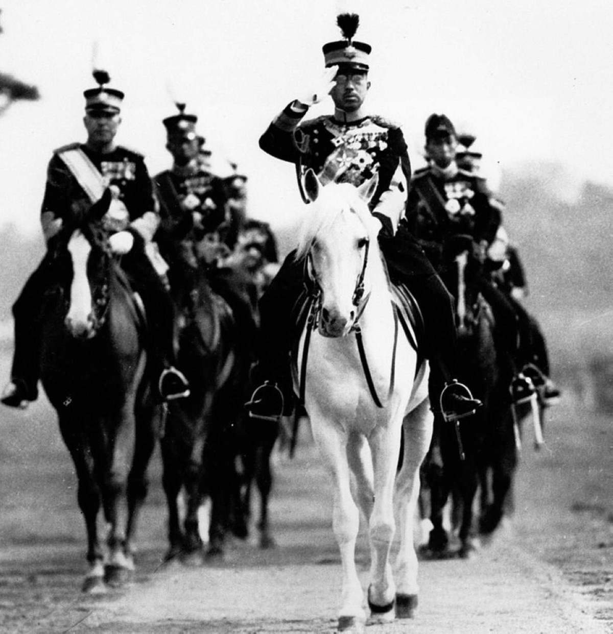 1926  هيروهيتو يصبح إمبراطوراً لليابان بعد وفاة والده الإمبراطور تايشو