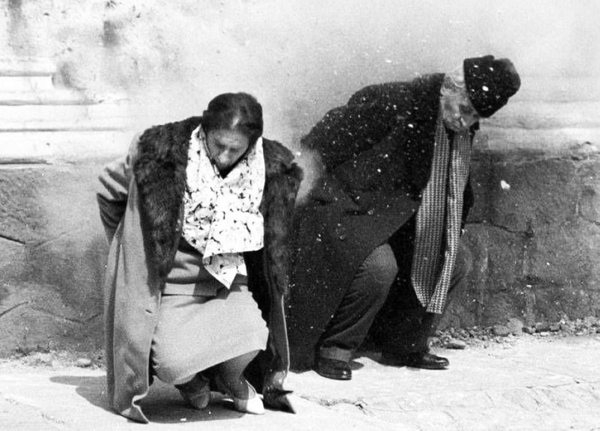 1989 إعدام رئيس رومانيا نيكولاي تشاوتشيسكو وزوجته بعد محاكمة لمدة ساعة.