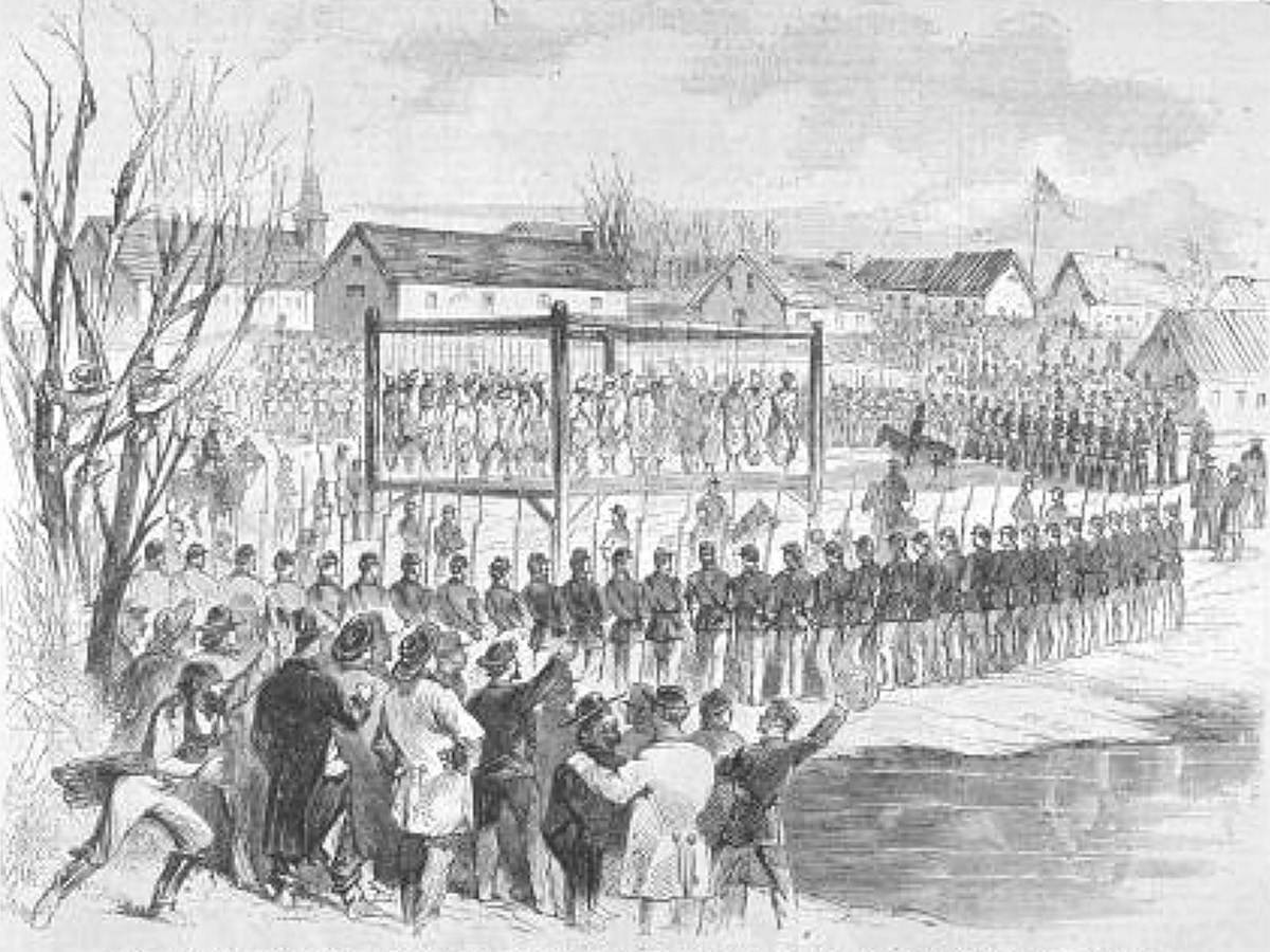 1862 في مانكاتو الأمريكية.. تنفيذ أكبر عملية إعدام جماعي شنقاً لـ38 من مقاتلي «داكوتا».
