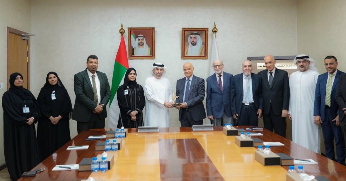 مشعل جلفار وحميد مجول النعيمي خلال توقيع مذكرة التفاهم