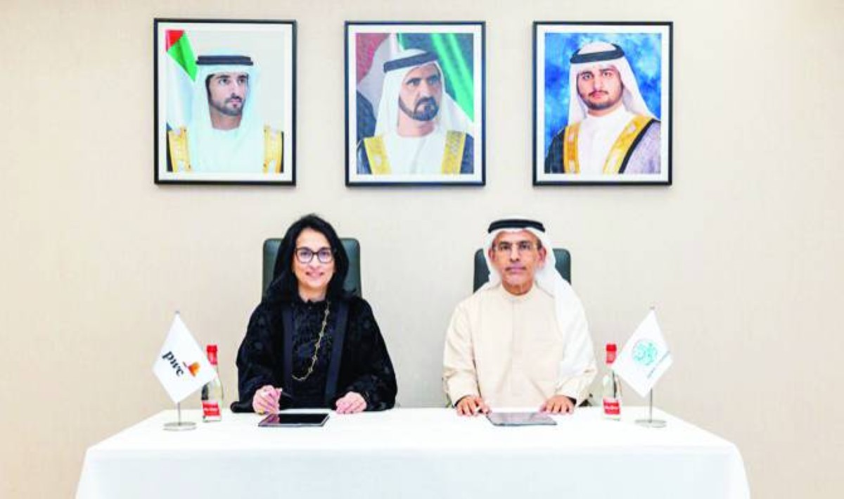 عبدالرحمن آل صالح وسمر الصايغ خلال التوقيع