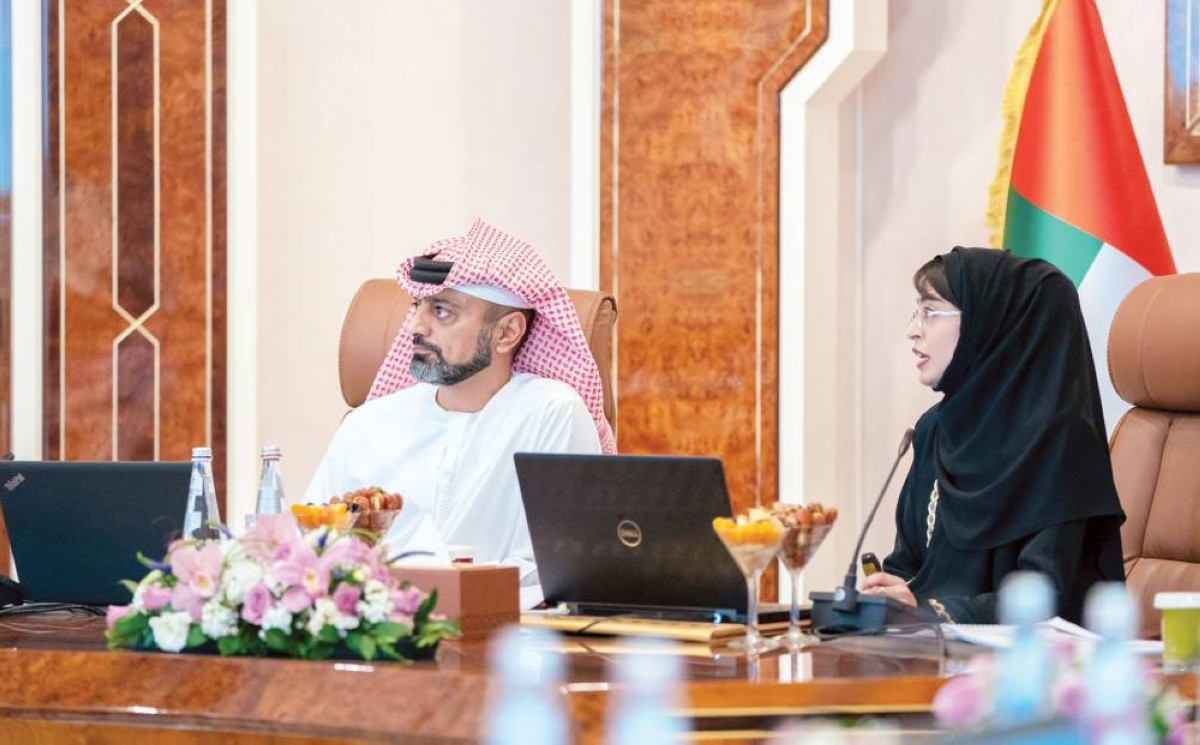 عمار النعيمي يستمع لشرح من هاجر الحبيشي حول تفاصيل الانضمام لـ«آيزو»