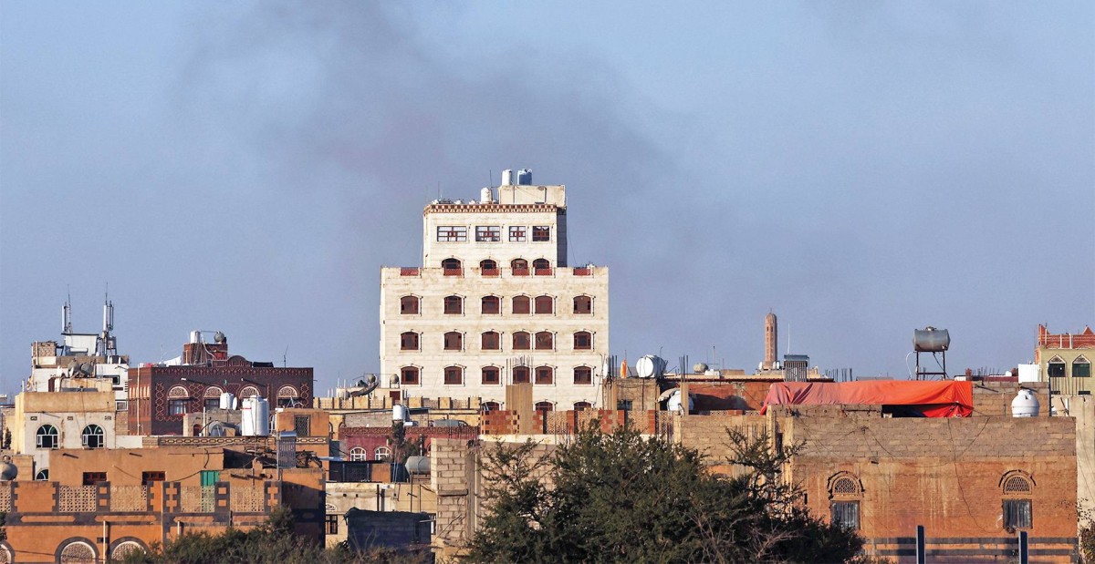 تصاعد الدخان من مطار صنعاء بعد غارات جوية إسرائيلية