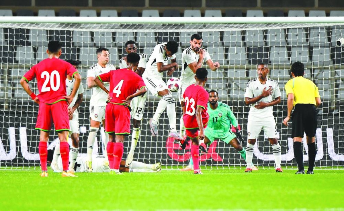 جانب من لقاء سابق بين منتخبي الإمارات وعُمان