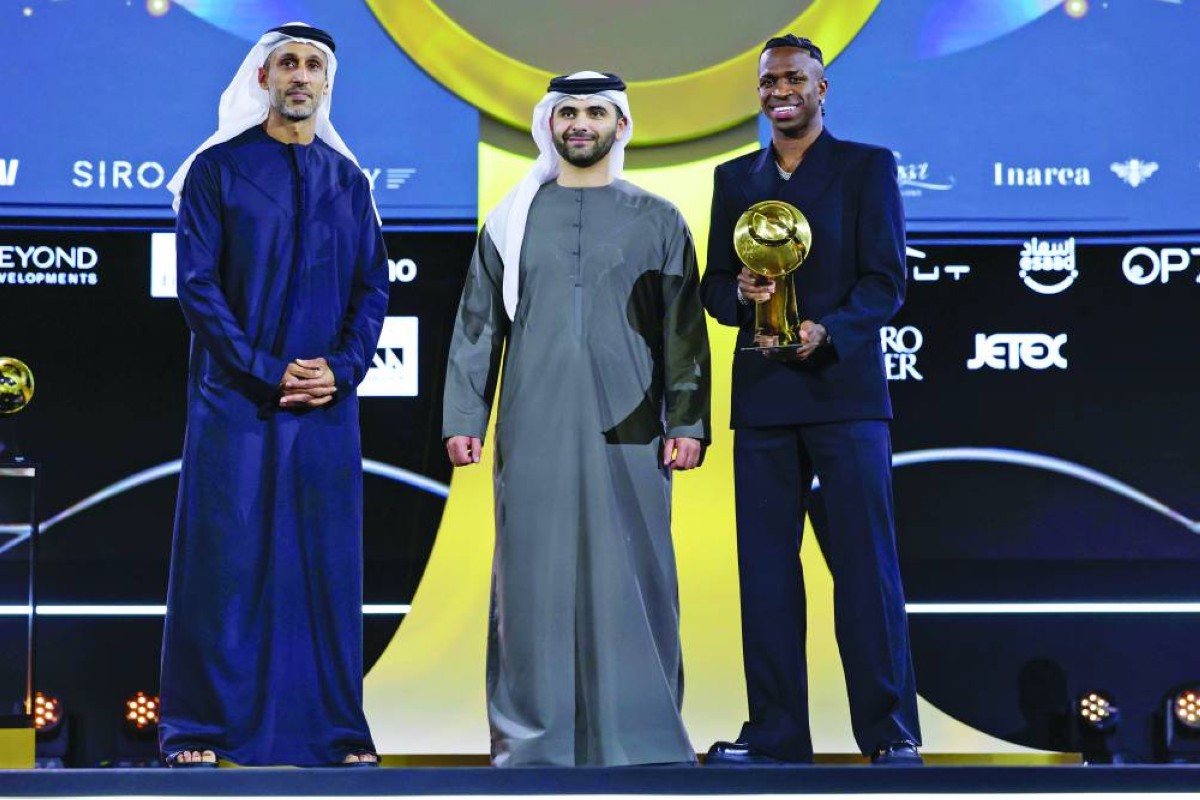 منصور بن محمد خلال تكريم فينيسيوس جونيور بجائزة أفضل لاعب بحضور خلفان بلهول | تصوير: خليفة عيسى