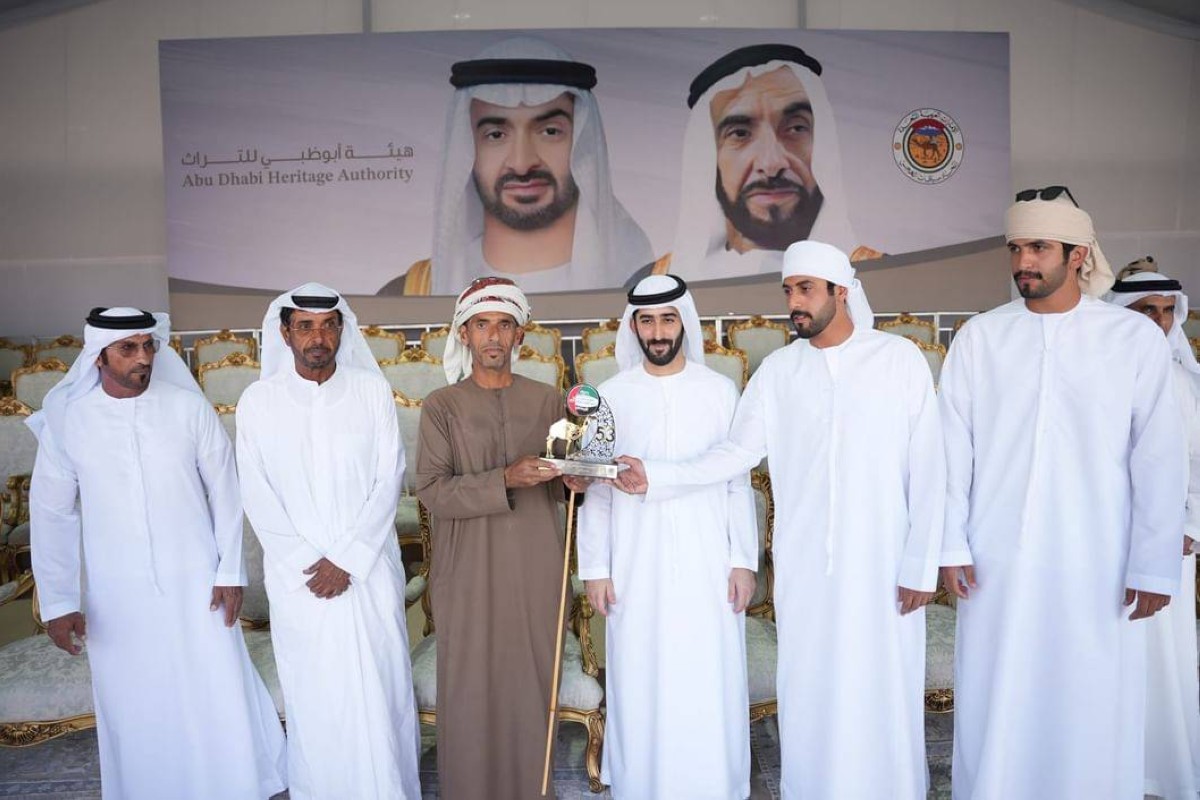 تتويج الفائزين في مهرجان محمد بن زايد لسباقات الهجن ومزاينة الإبل