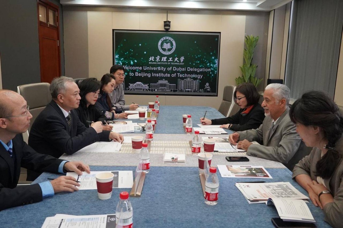 عيسى البستكي خلال لقائه مسؤولين في إحدى الجامعات الصينية