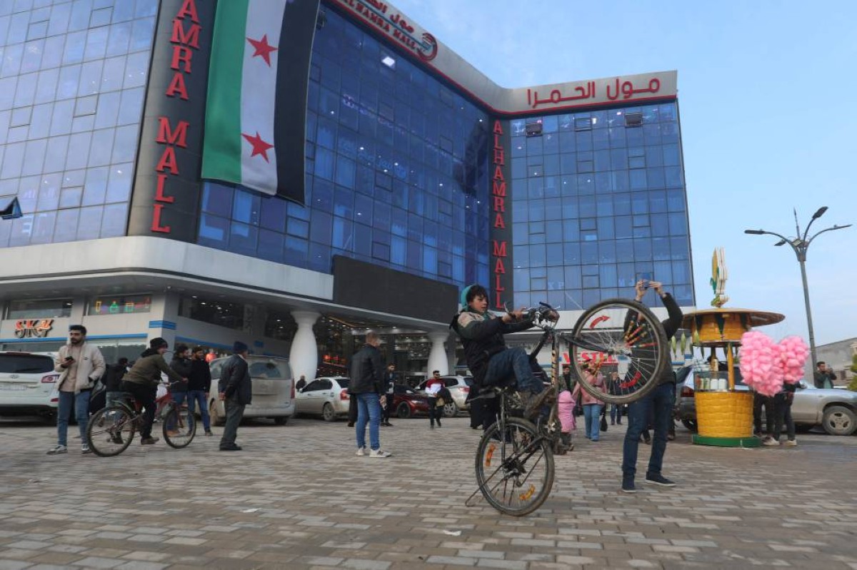 فتى سوري يلهو في باحة مجمع تجاري وسط دمشق