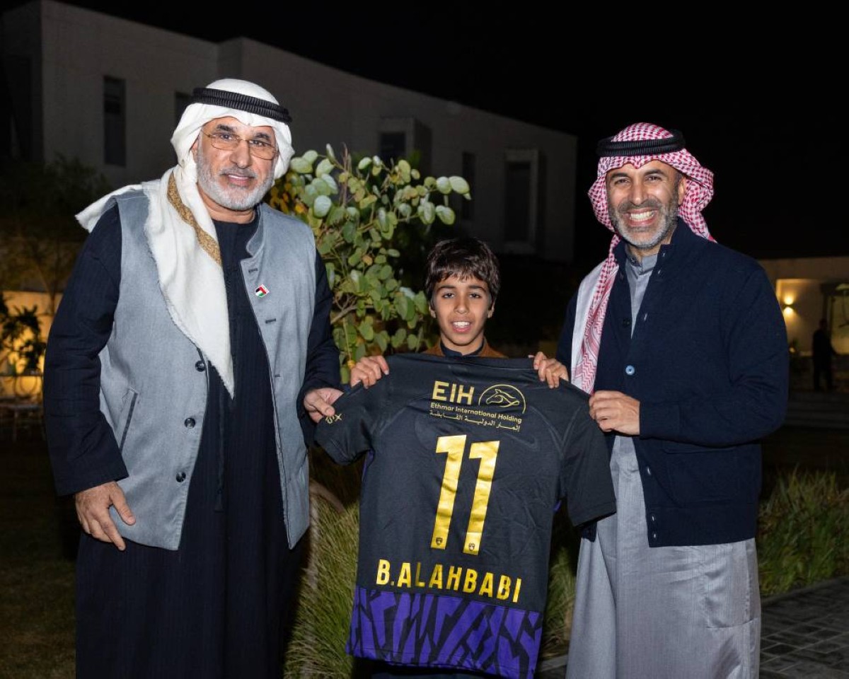 عصام عبدالله يهدي القميص للبشارة