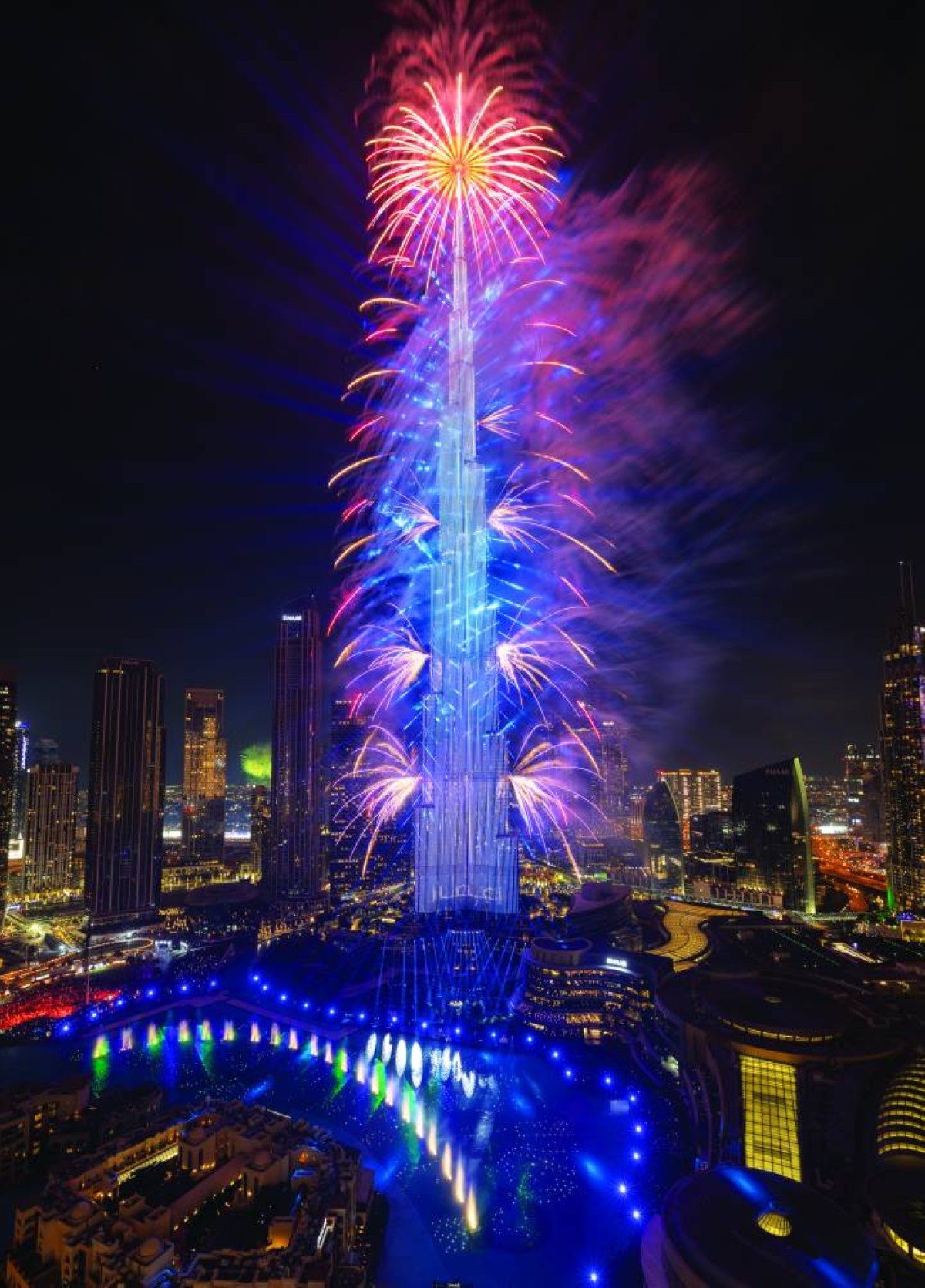  عروض الألعاب النارية على واجهة برج خليفة صارت حدثاً سنوياً يترقبه العالم أجمع 