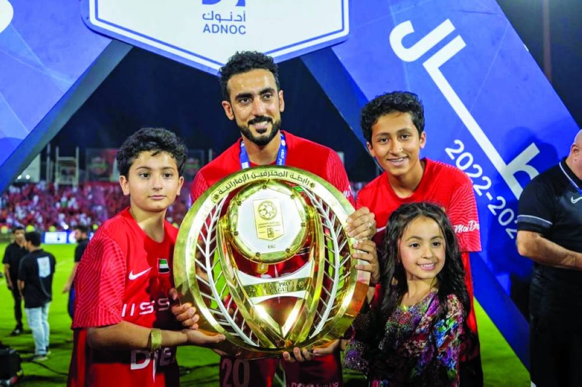 يوسف جابر مع أبنائه واحتفالية الفوز بدرع الدوري مع شباب الأهلي
