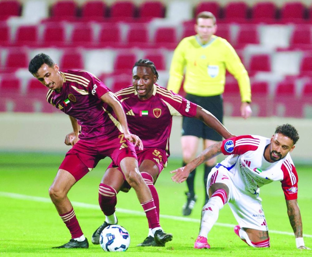 جانب من مباراة الشارقة والوحدة 