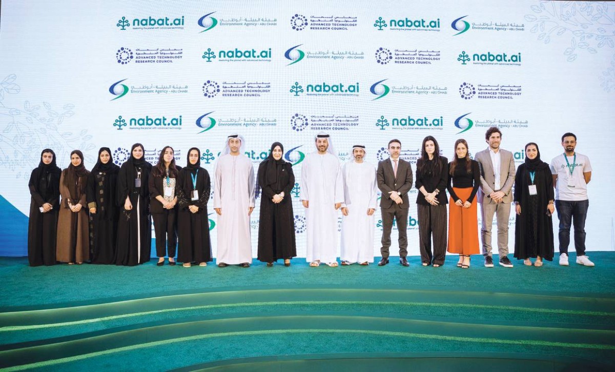 فيصل البناي ومسؤولون من هيئة البيئة - أبوظبي و«نبات» عقب توقيع اتفاقية الشراكة