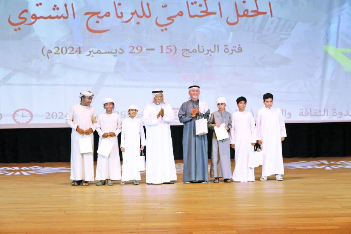 بلال البدور وعيسى البستكي وعدد من الطلبة خلال الفعاليات