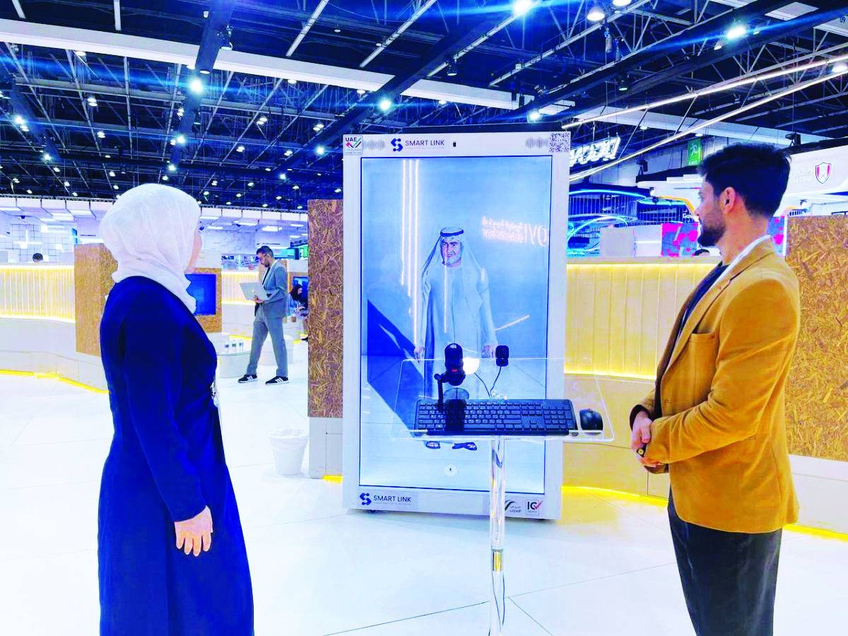 المعلم الروبوت الذي حاورته «البيان»