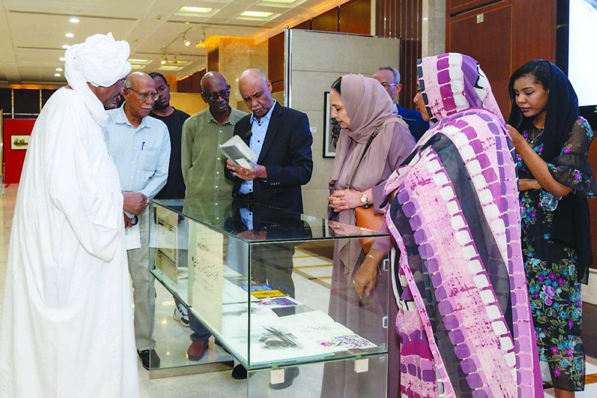 جانب من معرض الفنان الراحل عثمان وقيع الله في مؤسسة سلطان بن علي العويس الثقافية