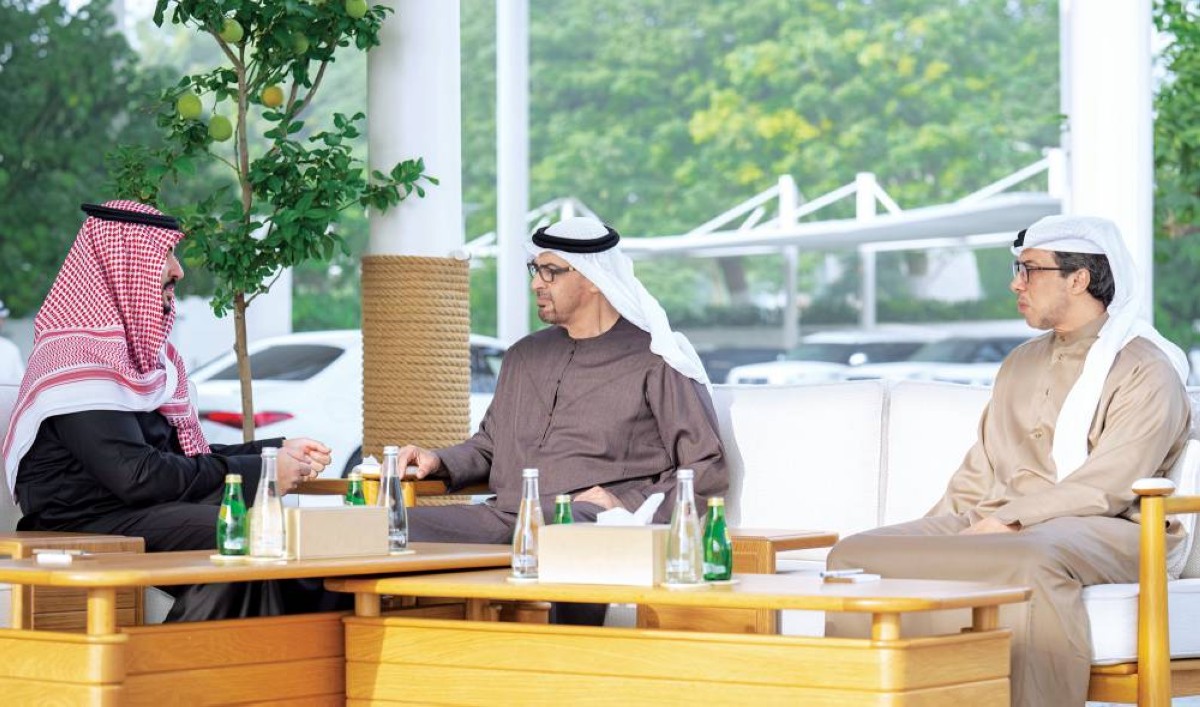 محمد بن زايد في حديث مع خالد بن سلمان بحضور منصور بن زايد