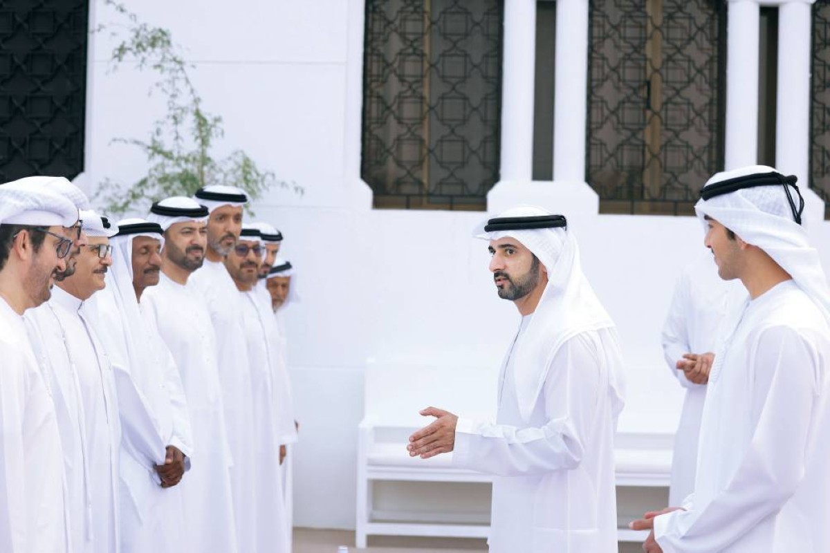 حمدان بن محمد في حديث مع أعيان البلاد وكبار المسؤولين بحضور محمد بن راشد بن محمد