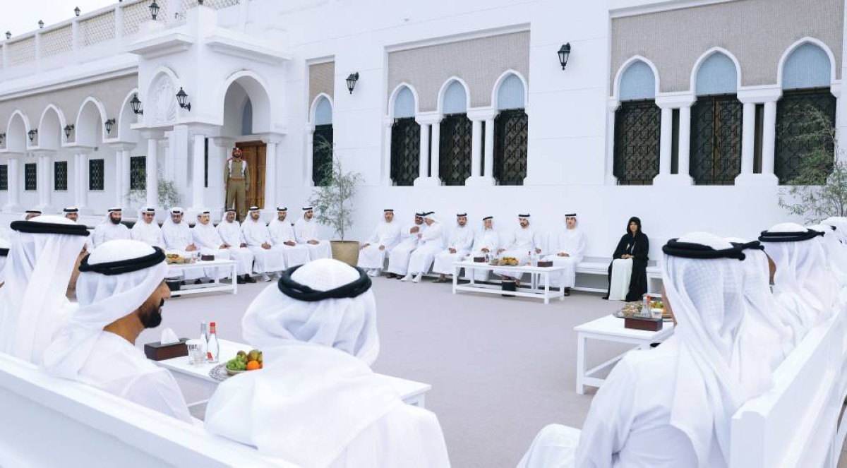 سموه خلال لقاء الأعيان وكبار المسؤولين بحضور لطيفة بنت محمد ومحمد بن راشد بن محمد وعمر العلماء وسعيد الطاير وعبد الله الفلاسي ومحمد القمزي