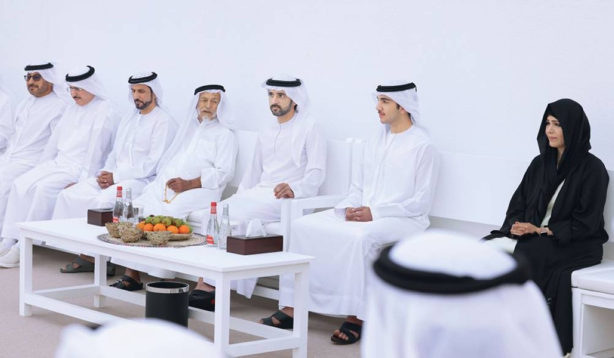 حمدان بن محمد ولطيفة بنت محمد ومحمد بن راشد بن محمد خلال اللقاء بحضور سعيد الطاير