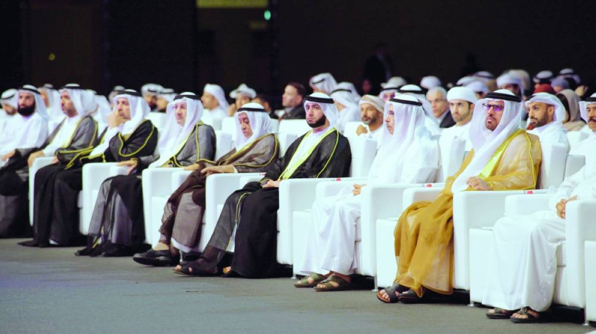 راشد بن حمدان خلال الحفل بحضور حميد القطامي وعبدالله الفلاسي وأحمد المهيري وعيسى الحميري