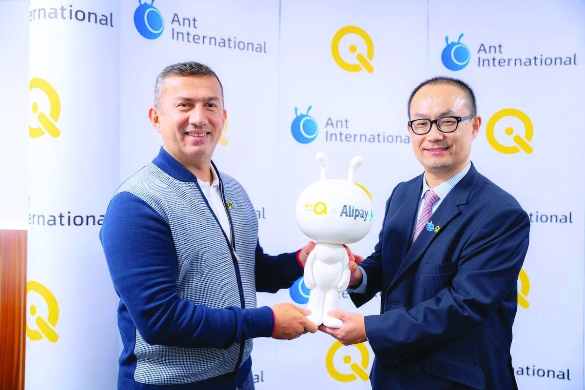 خلال توقيع الاتفاقية في دبي 