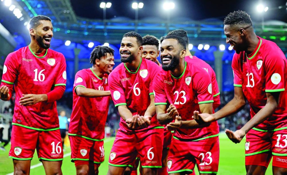 لاعبو منتخب عمان وفرحة التأهل إلى النهائي 