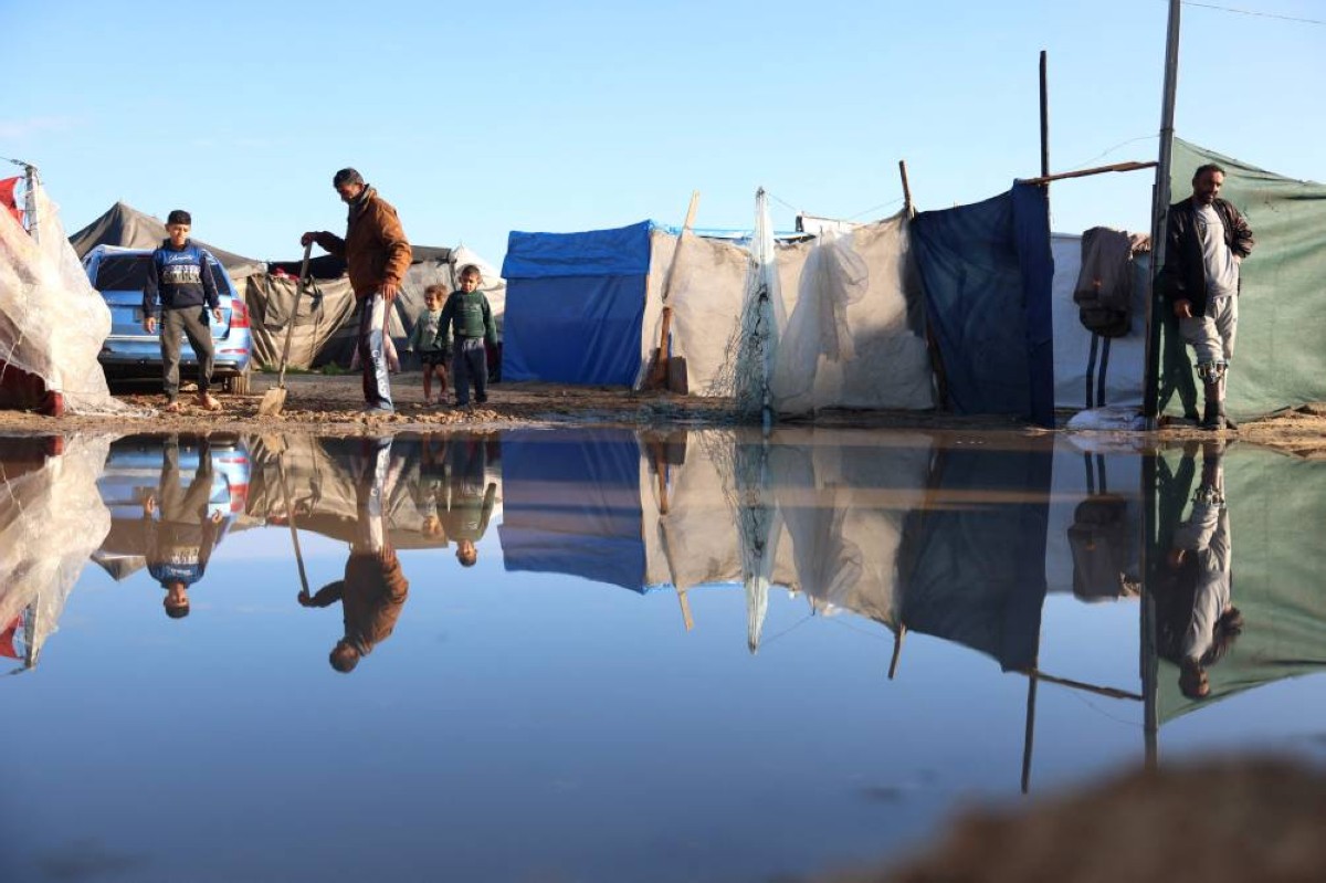 خيام النازحين محاطة بمياه الأمطار في مخيم مؤقت بخان يونس