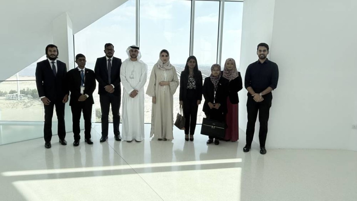 أعضاء الوفد المالديفي خلال زيارة مجمع محمد بن راشد للطاقة الشمسية