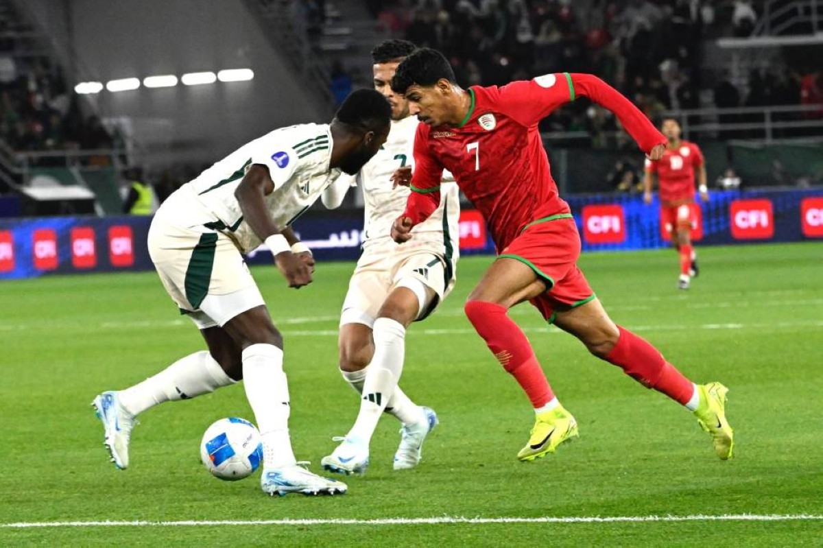 صراع على الكرة خلال مباراة عُمان والسعودية في نصف النهائي 